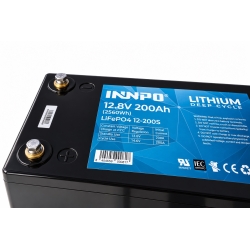 Dettaglio dei terminali e collegamenti della batteria INNPO LiFePO4 12,8V 200Ah.